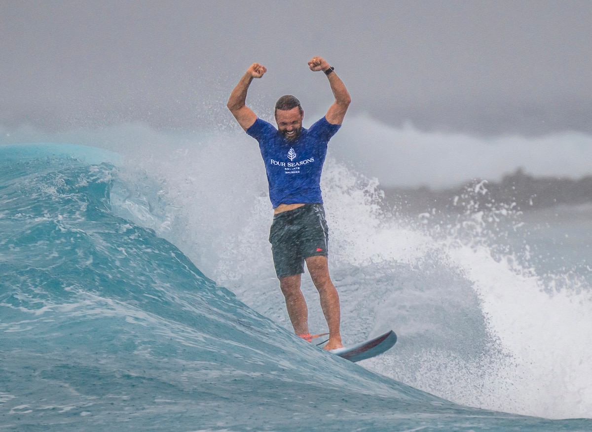 Caio Ibelli surfing
