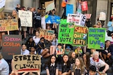 抗议的学生们聚集在南澳州议会大厦的台阶上。