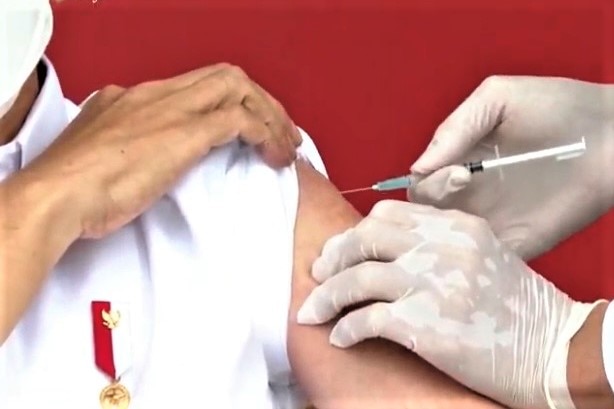 Presiden Joko Widodo Disuntik Vaksin COVID-19