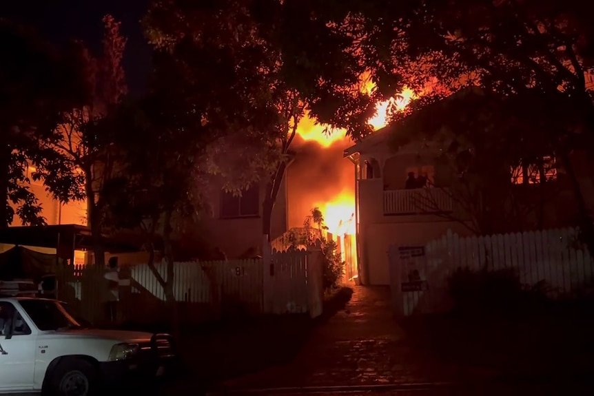 Flames surround homes on Forbes St in Hawthorne, Brisbane