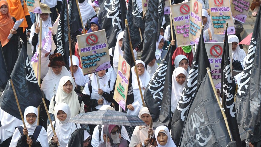 Indonesian Muslims protest against Miss World pageant