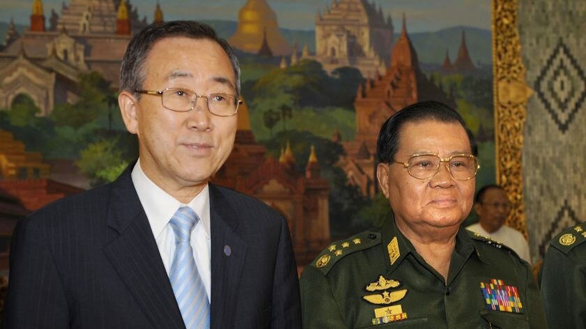 United Nations chief Ban Ki-Moon poses with Burma's Senior General Than Shwe