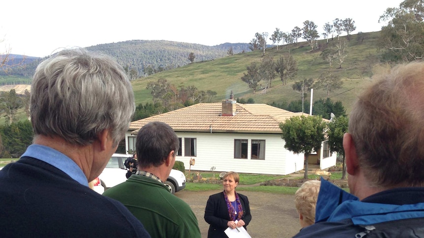 Tasmanian Premier Lara Giddings talks to farmers at Ellendale about extra bushfire funding.