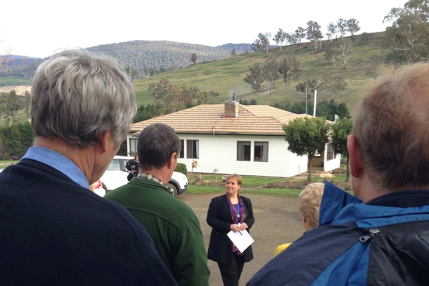Tasmanian Premier Lara Giddings talks to farmers at Ellendale about extra bushfire funding.
