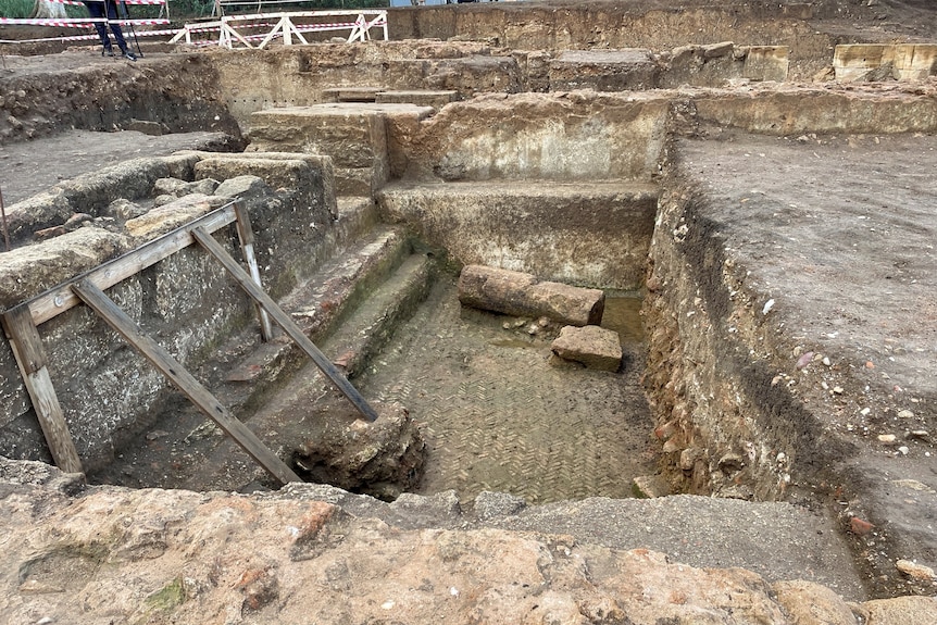 Un diseño de paredes y escalones de piedra.