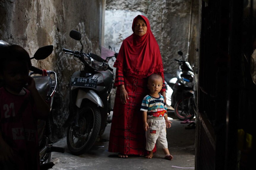 Woman and child in Tambora slum