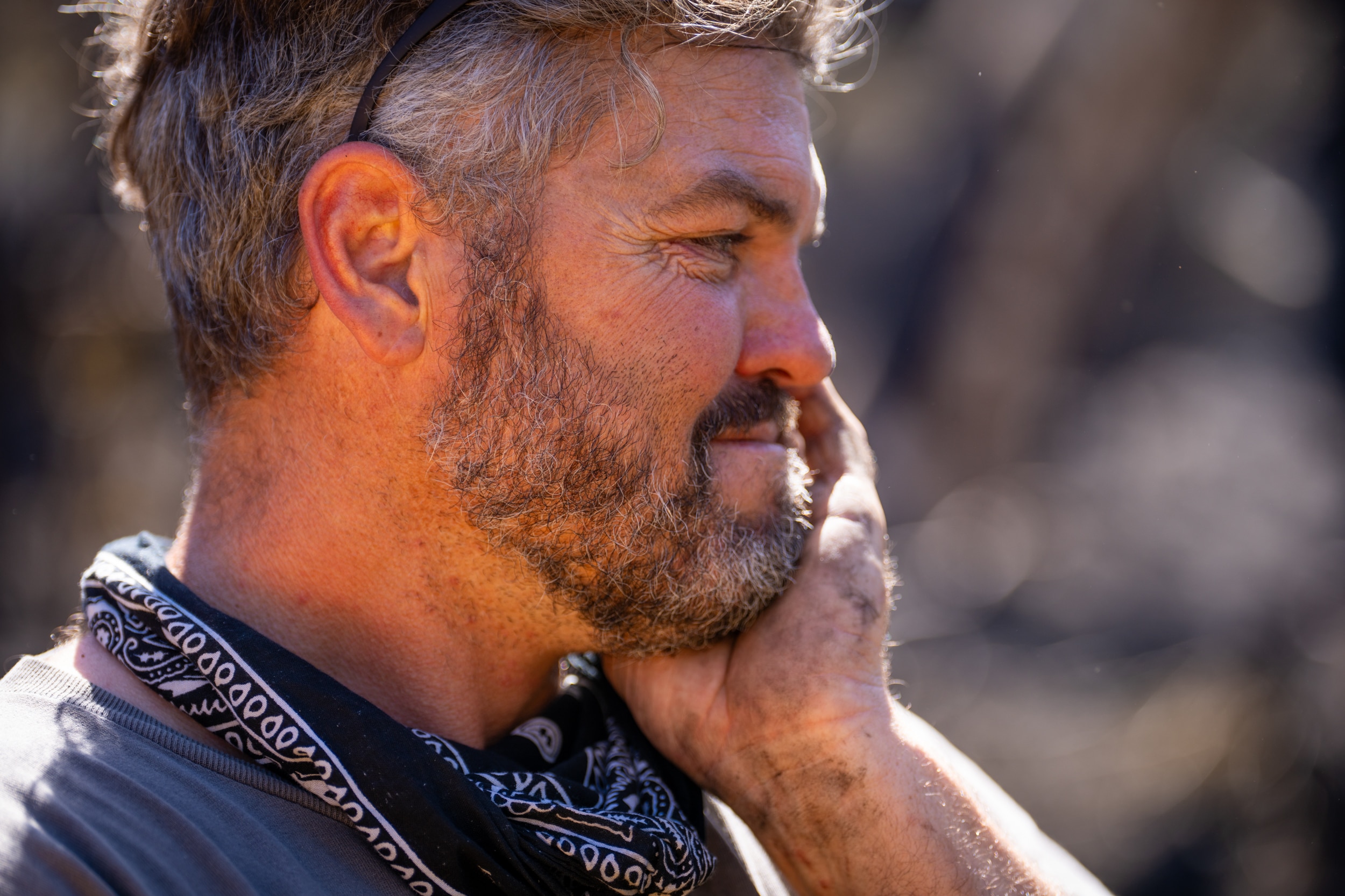 Un hombre se pone una mano debajo de la barbilla y parece decepcionado.