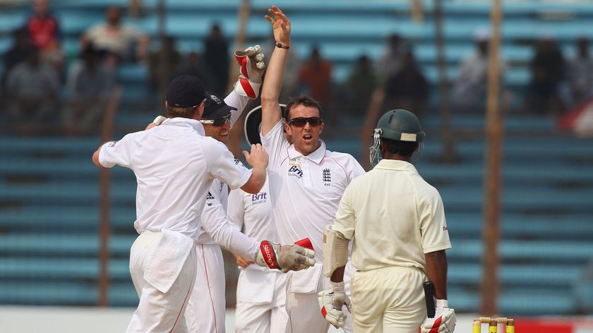 Graeme Swann attacks the Bangladeshi top order.