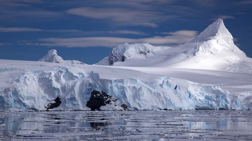 A tidewater glacier on the Antarctic coast. (Jason Auch, Wikimedia Commons)