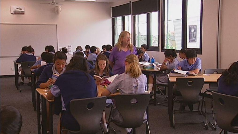 Government backs away from performance pay for teachers - ABC News