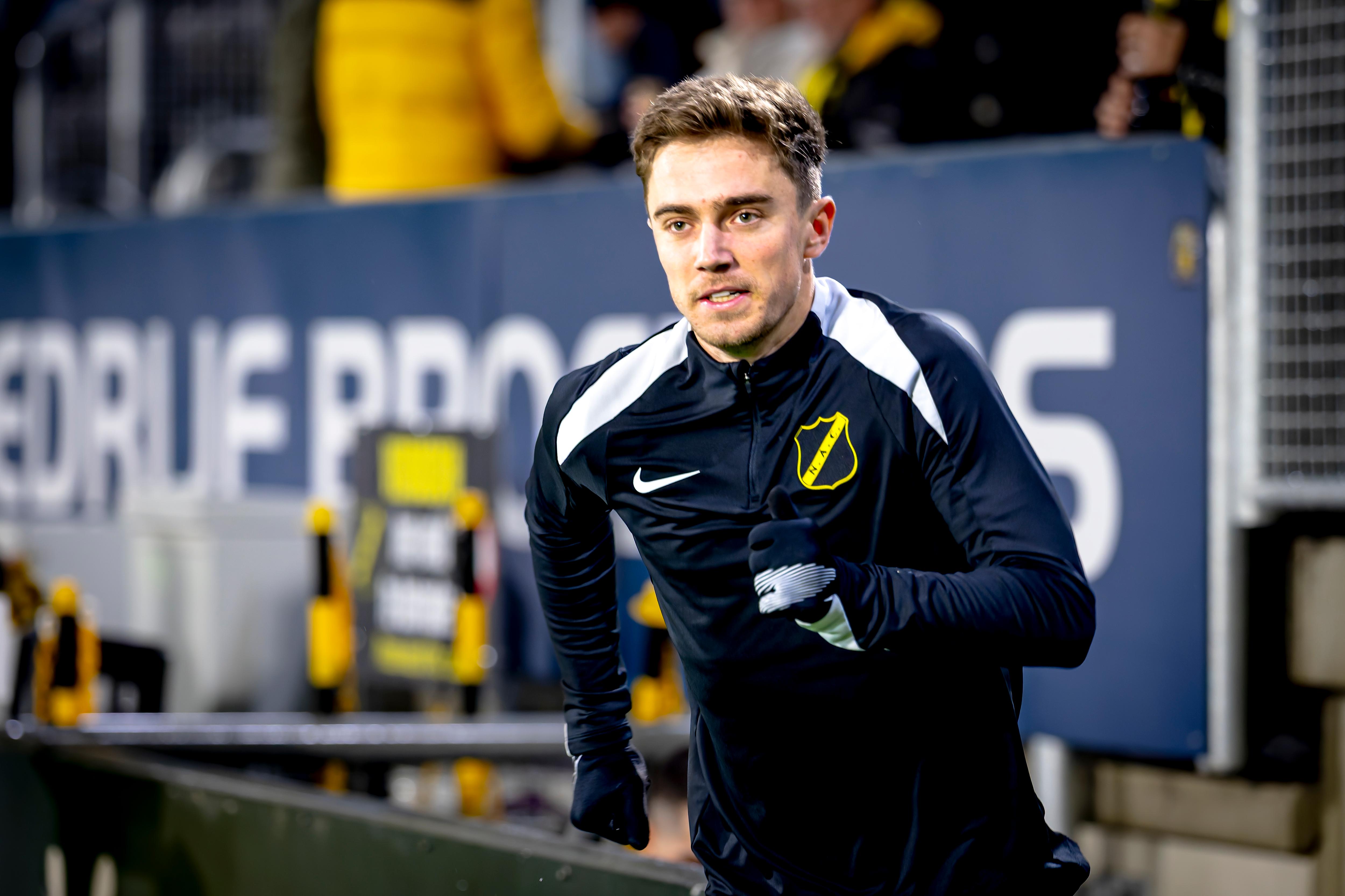 Max Balard se aquece à margem de uma partida de futebol do NAC Breda