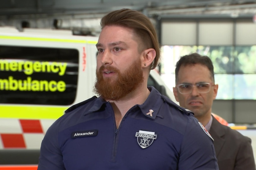 护理人员亚历山大·艾伦在新南威尔士州 Northmead 救护车超级站的住房发布会上向媒体发表讲话