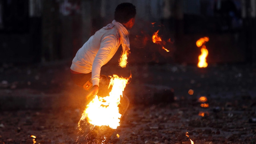 Youth throws Molotov cocktail outside Al-Azhar University in Cairo