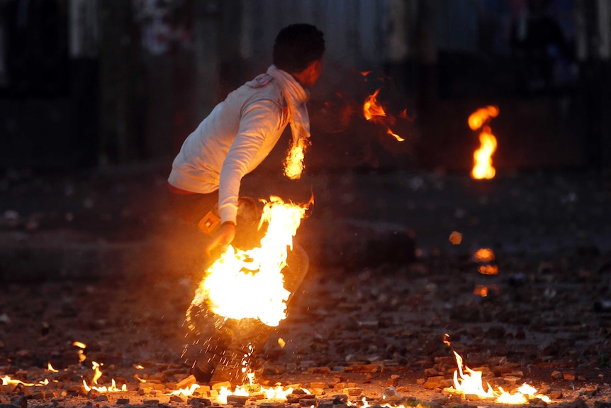 Youth throws Molotov cocktail outside Al-Azhar University in Cairo