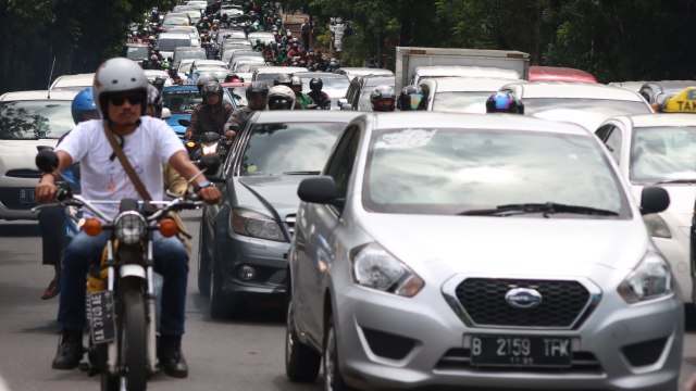 mobil dan motor di tol