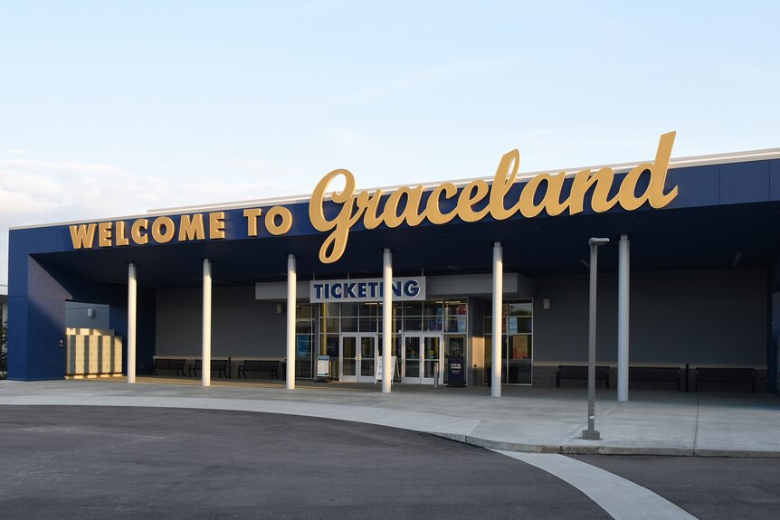 The entrance to Elvis Presley's estate Graceland, with large signage saying "welcome to Graceland". 