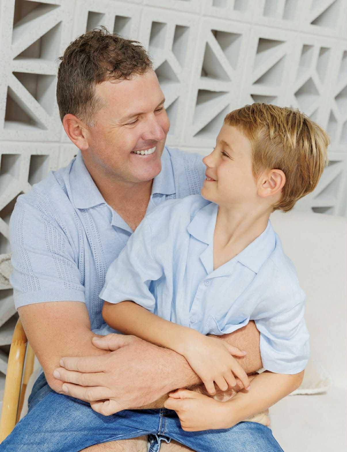 El hombre le sonríe al niño