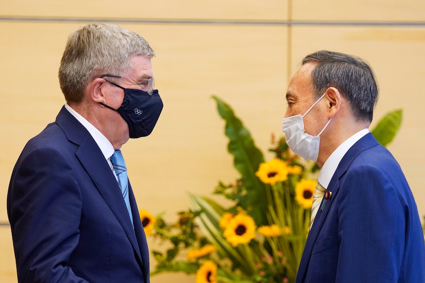 Il presidente del CIO Thomas Bach incontra il primo ministro giapponese Yoshihide Suga
