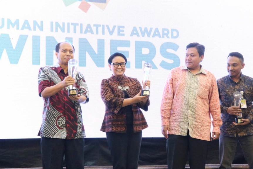 Sutopo Nugroho accepting an award  from Indonesian Foreign Minister Retno Marsudi