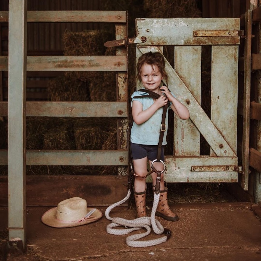 在昆士兰州小镇Duaringa附近，一个小女孩在解释马缰绳是如何运作的。