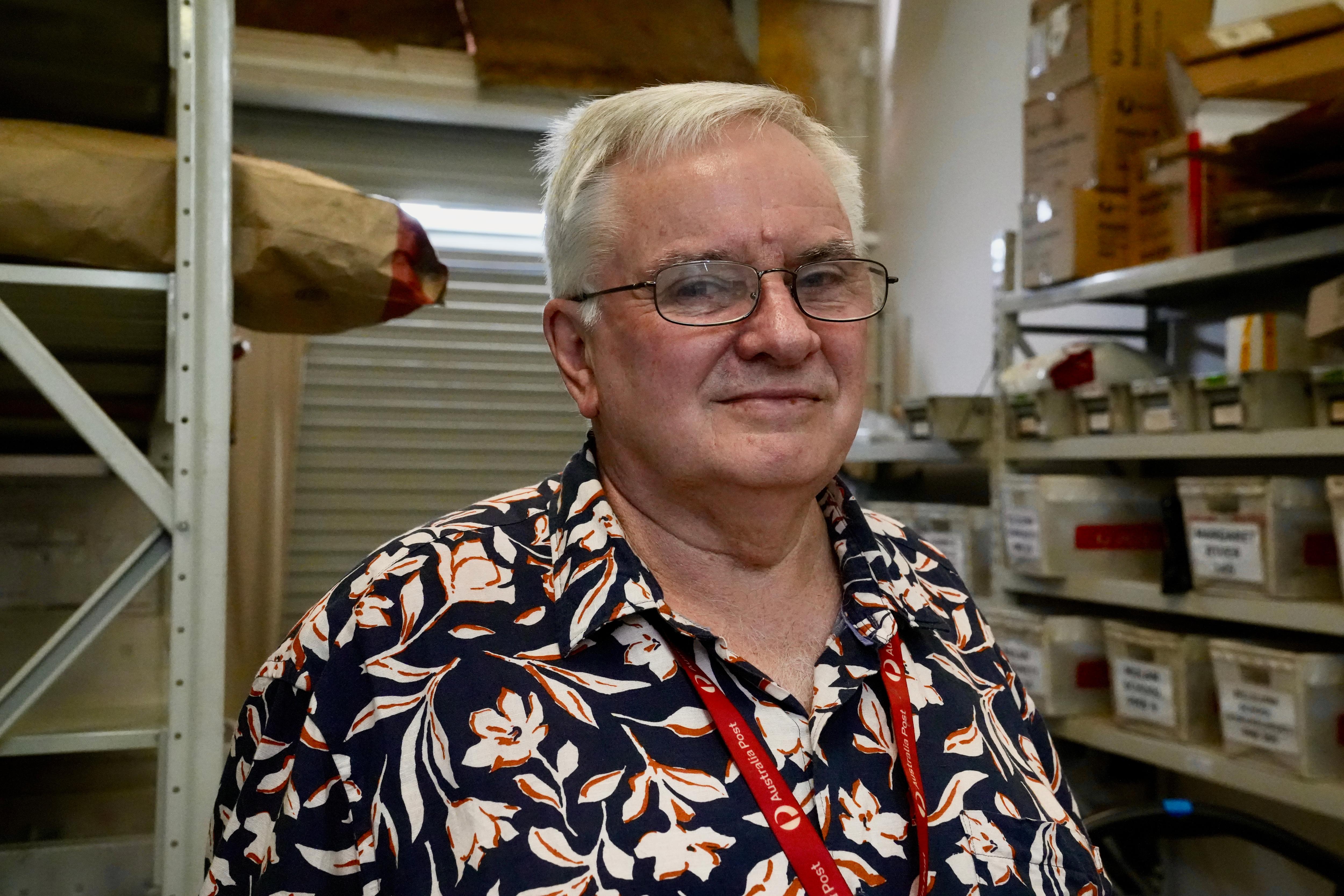 Hombre mayor blanco con cordón de oficina de correos