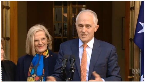 Bersama dengan keluarga, Malcolm Turnbull berpamitan dengan awak media