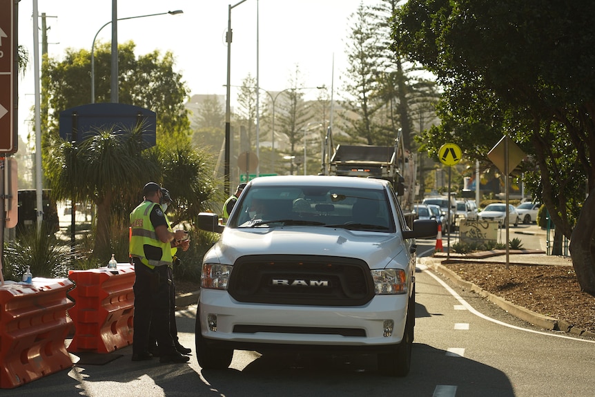 Police checking cars at the Queensland border