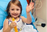 四岁女孩克里奥在医院病床上向大家挥手