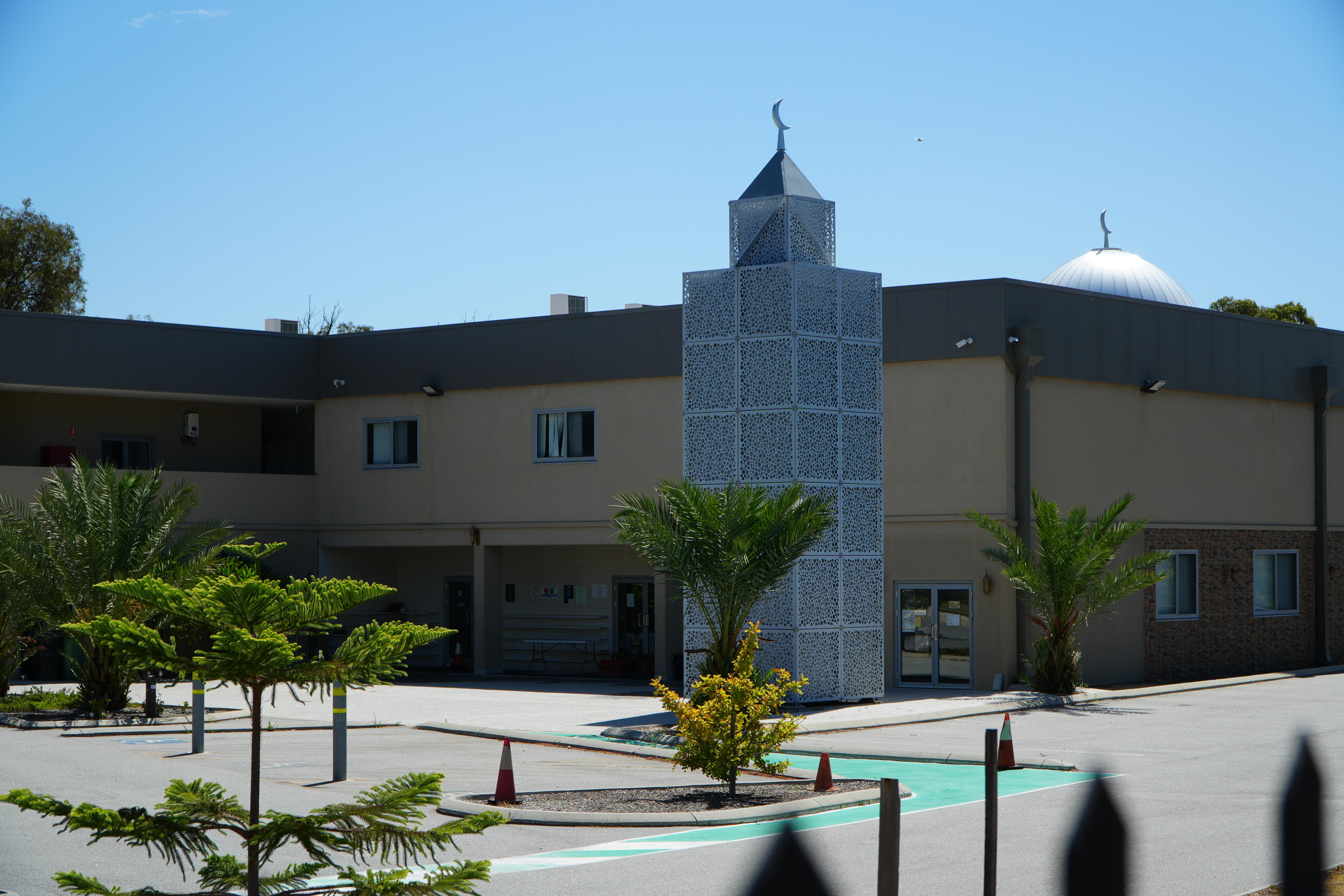 Una toma amplia de una gran mezquita en un día soleado. 