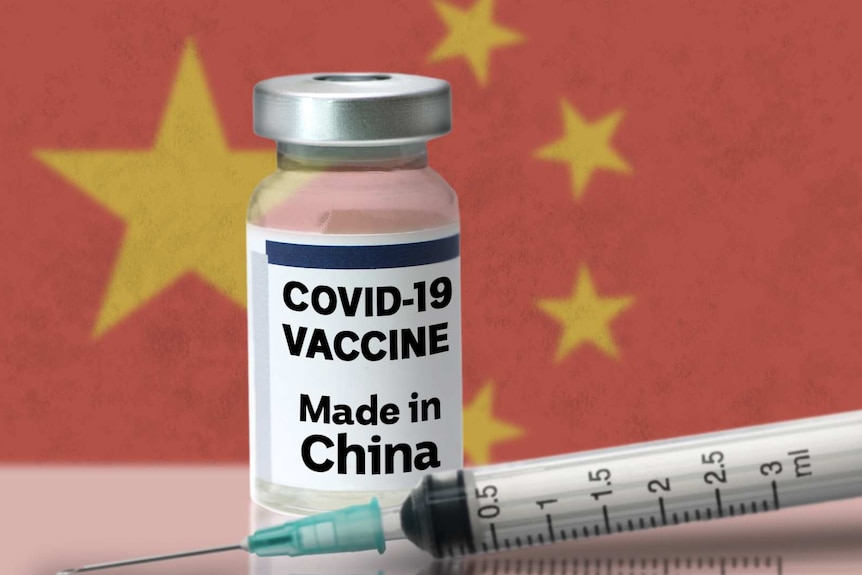 中国产疫苗，背景是一面中国国旗。