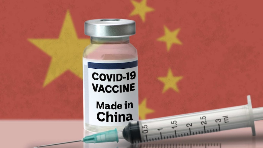 Gambar botol vaksin dan jarum suntik di latar belakang bendera Cina.