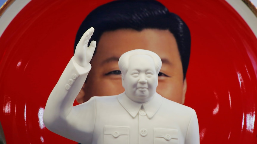 A sculpture of Mao Zedong and a plate featuring Xi Jinping. 