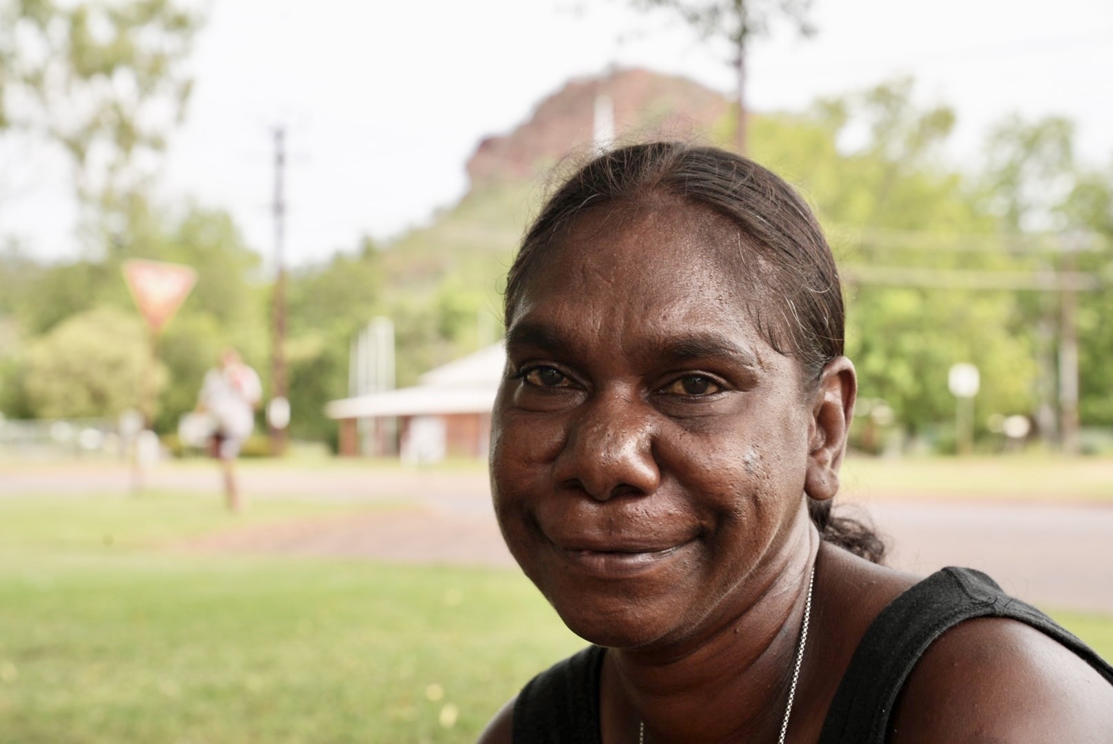 Mujer aborigen sonriente con collar de plata