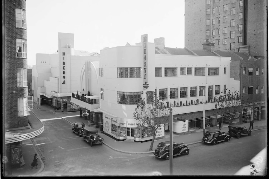 Black and white vintage photo of the Minerva building surrounded by retro cars in 1939 in Sydney.