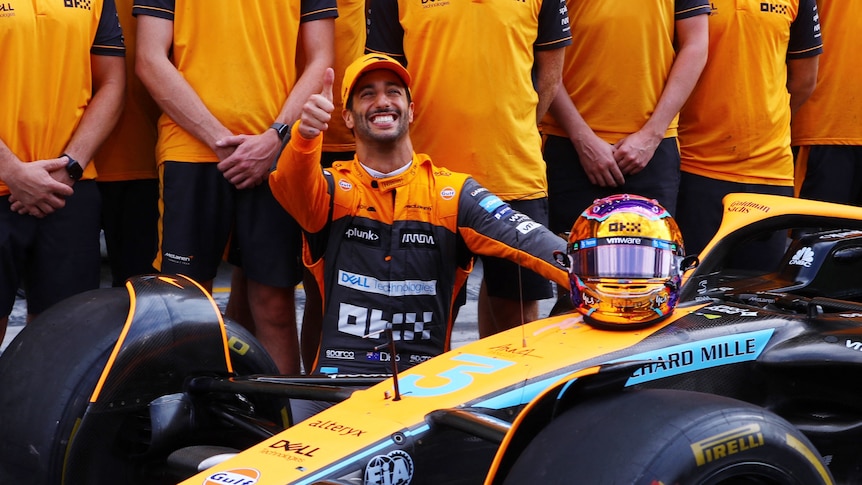 Daniel Ricciardo termine neuvième de la dernière course de F1 avec McLaren alors que Max Verstappen remporte la victoire de fin d’année