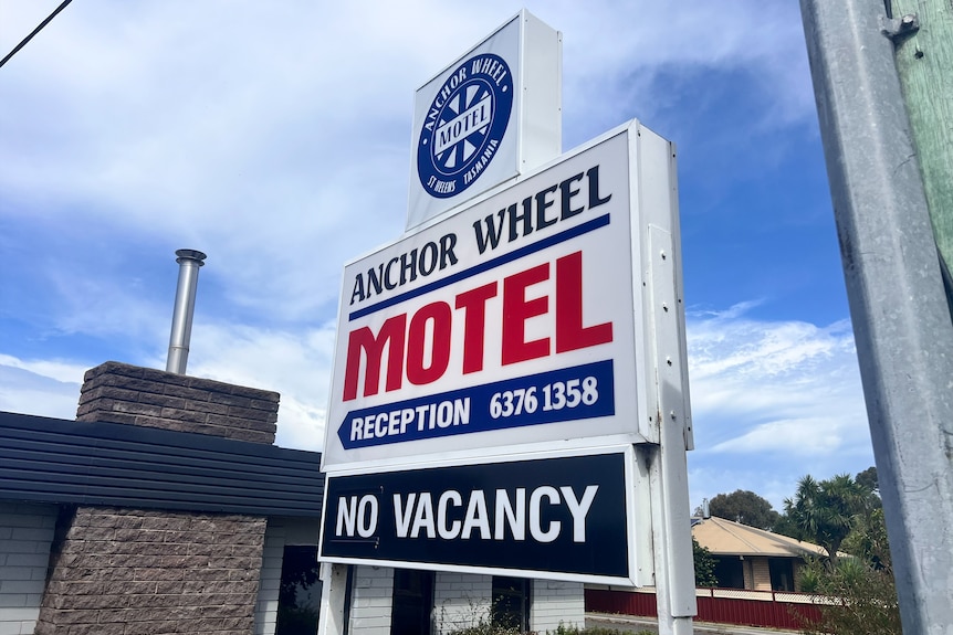 A red, white and blue motel sign reads Anchor Wheel Motel.