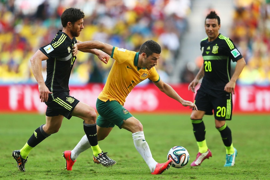 Leckie  gets past Alonso and Cazorla