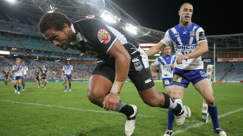 Manu Vatuvei scores in the corner after returning early from a hamstring injury for the Warriors.