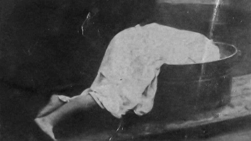 Black and white photo of a wax model of Minnie Hall's body in the tub