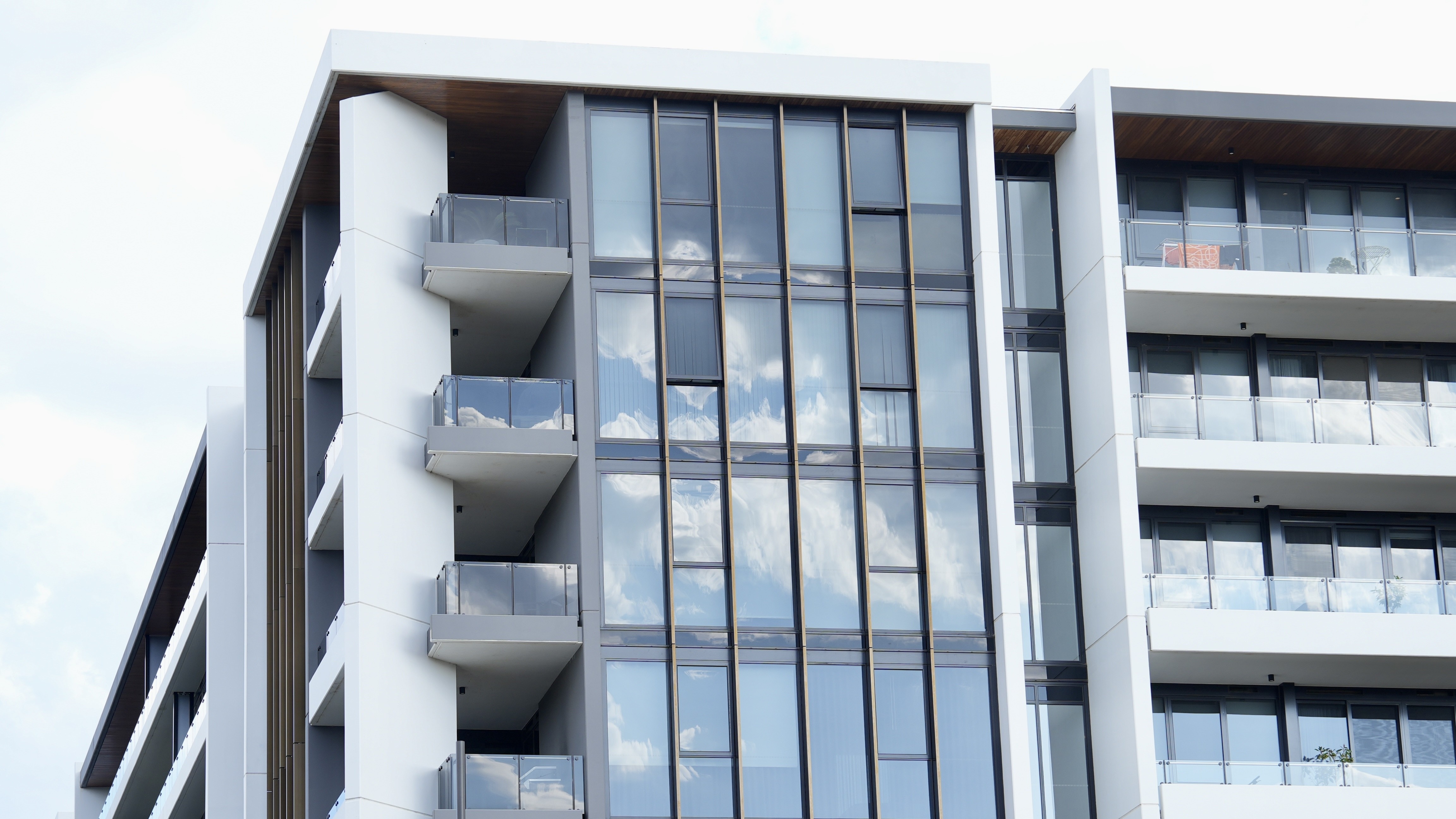 O exterior de um bloco de apartamentos moderno.