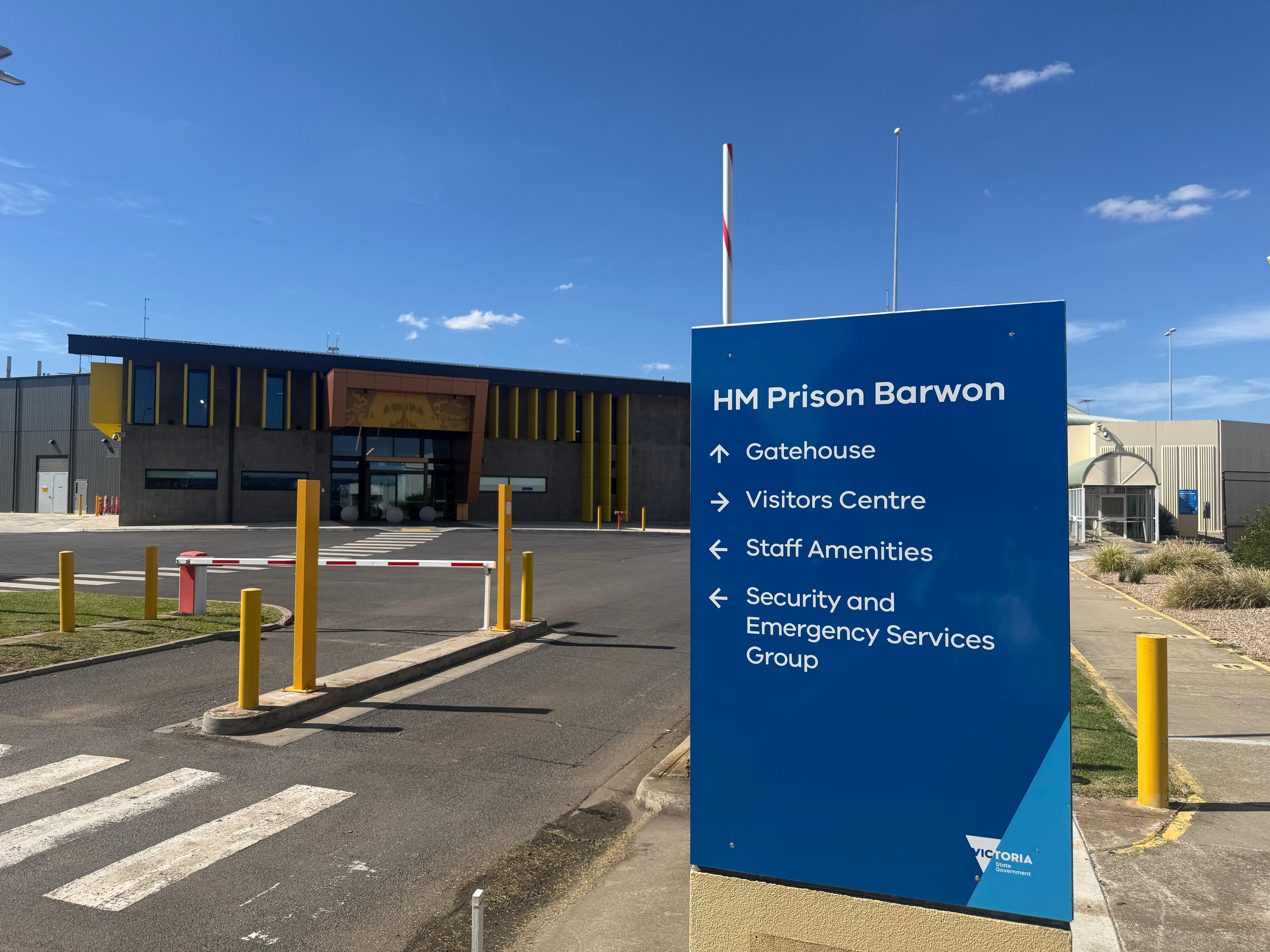 Un cartel azul fuera de la prisión HM Barwon que detalla la ubicación y las direcciones.