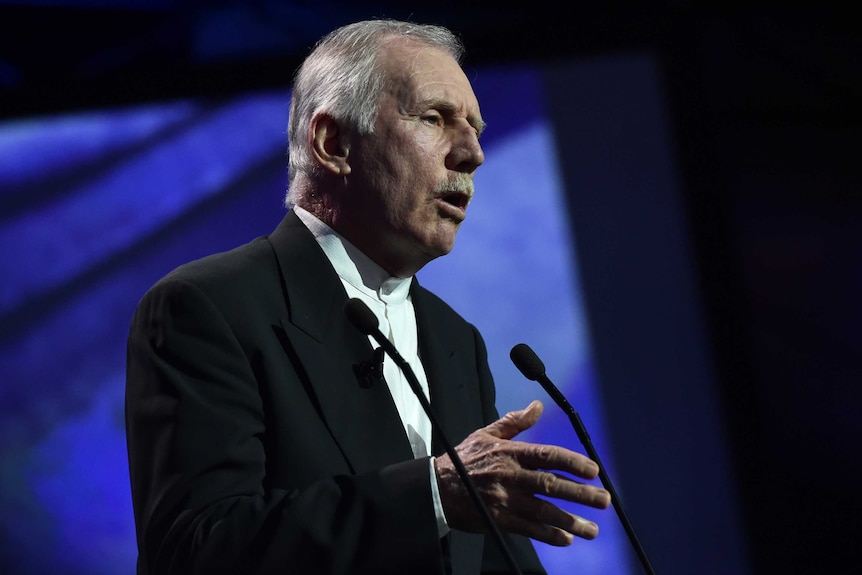 Ian Chappell speaks behind a microphone at the 2015 Alllan Border Medal presentation.