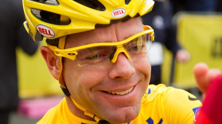 Cadel Evans stops to talk to the crowd as he makes his way along St Kilda Road [User submitted: David Johnstone]