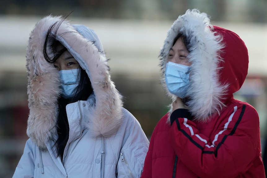 两个戴着口罩的女人