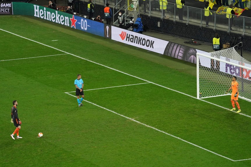 Un gardien de but se prépare à prendre un coup de pied dans une séance de tirs au but pour décider de la finale de la Ligue Europa.