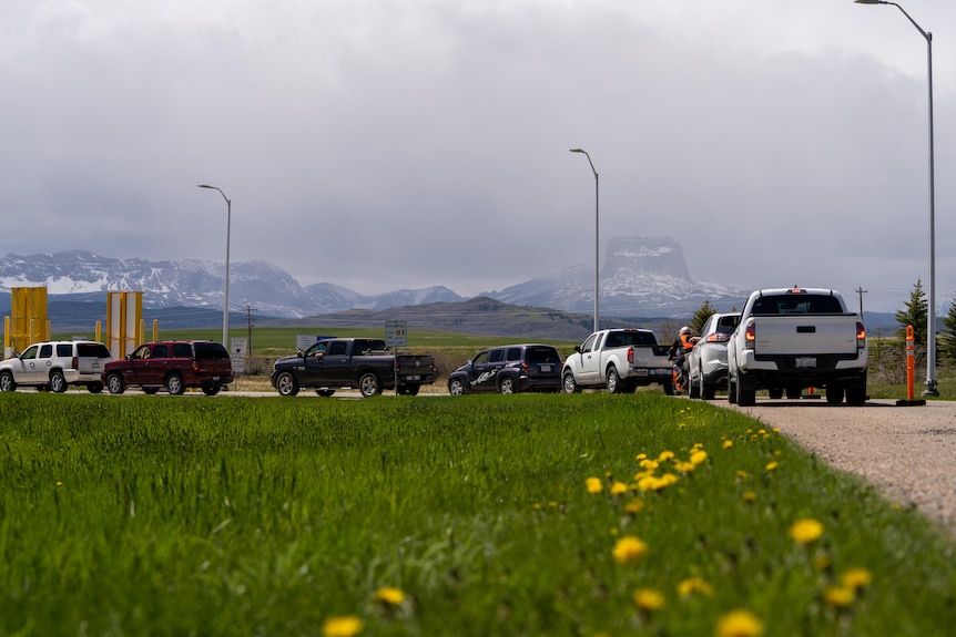 Samochody ustawiają się w kolejce do prowizorycznej kliniki szczepionek w Montanie.