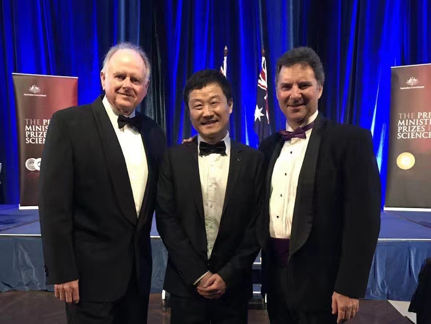 2017年，金大勇教授荣获澳大利亚总理奖的殊荣。这是他和他的前导师吉姆·派珀尔（Jim Piper左）等人的合影。