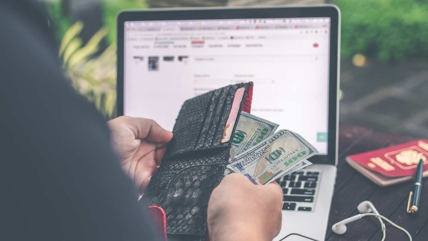 Picture of a wallet with American dollars for a story about taking money overseas