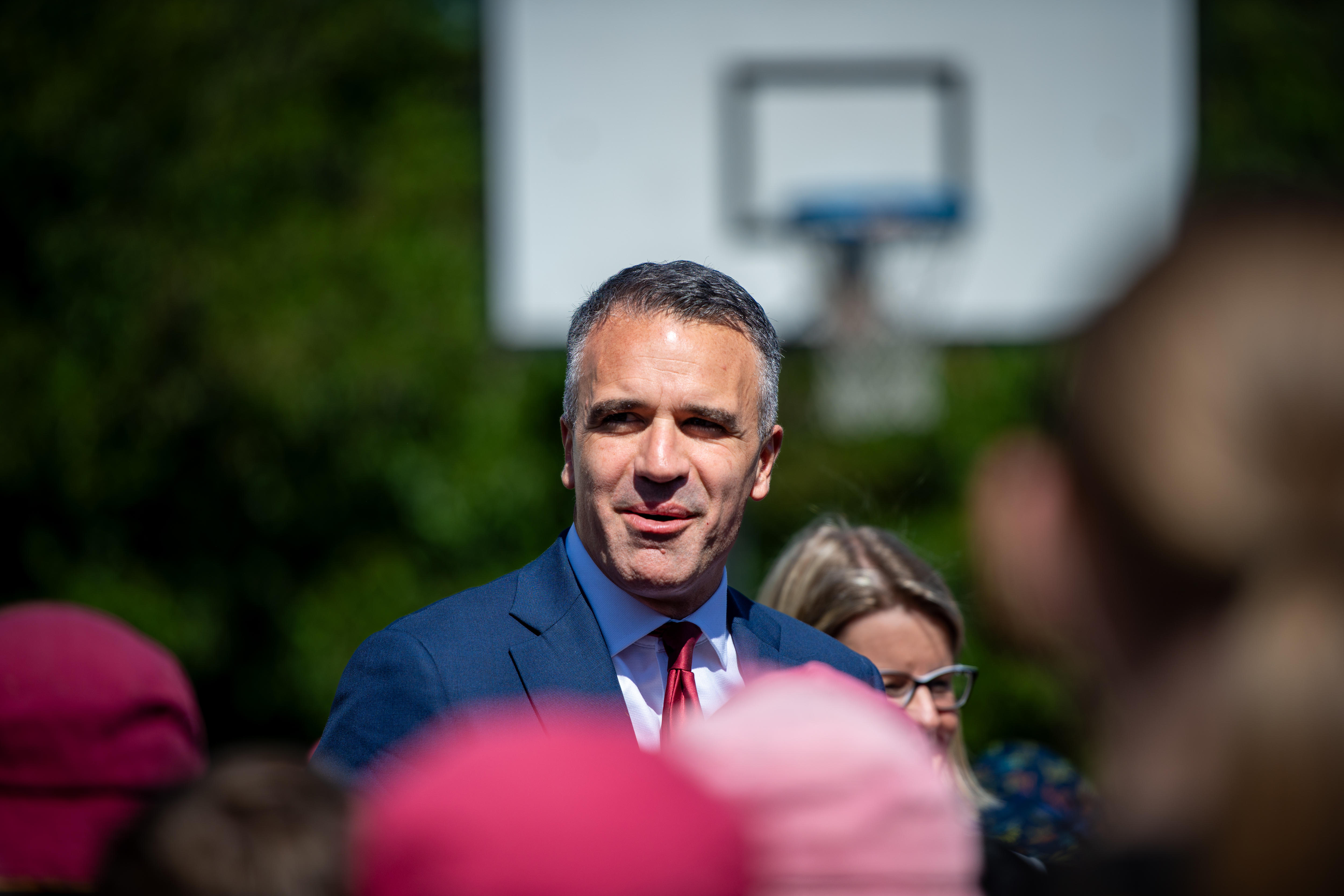 Peter Malinauskas con corbata roja en un colegio