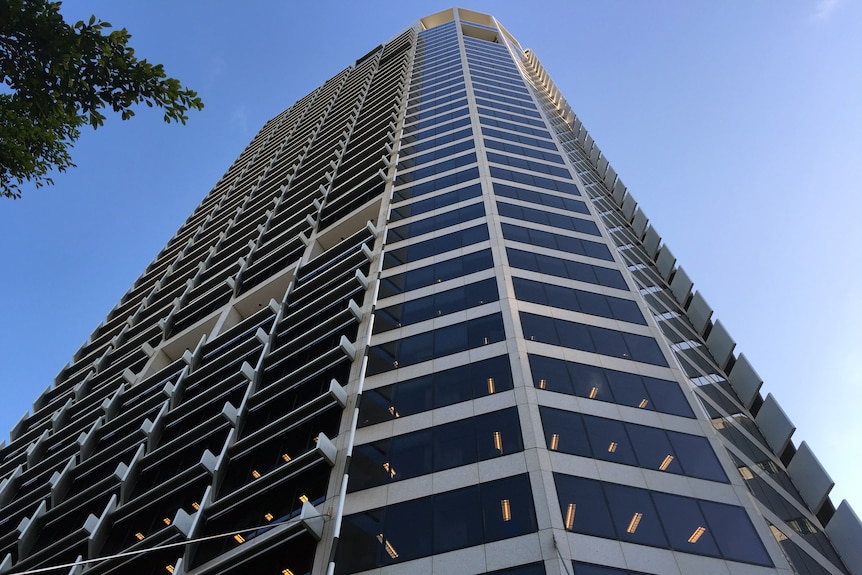 Висока сграда на небостъргач, взета от основата